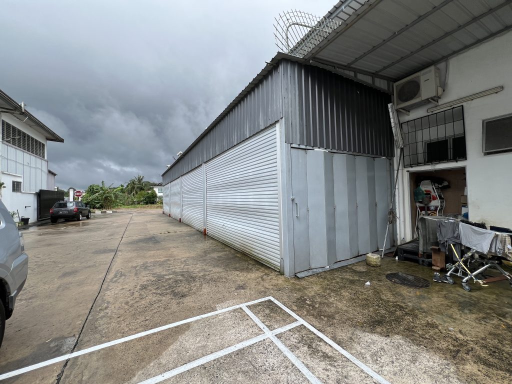 Storage on parking lots ordered removed in Sengkurong